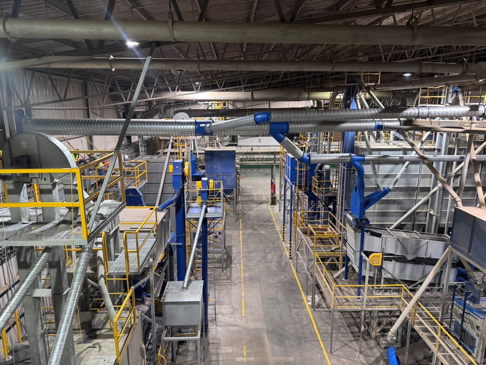 Línea de proceso automatizada dentro de una nave industrial montada por IMEC