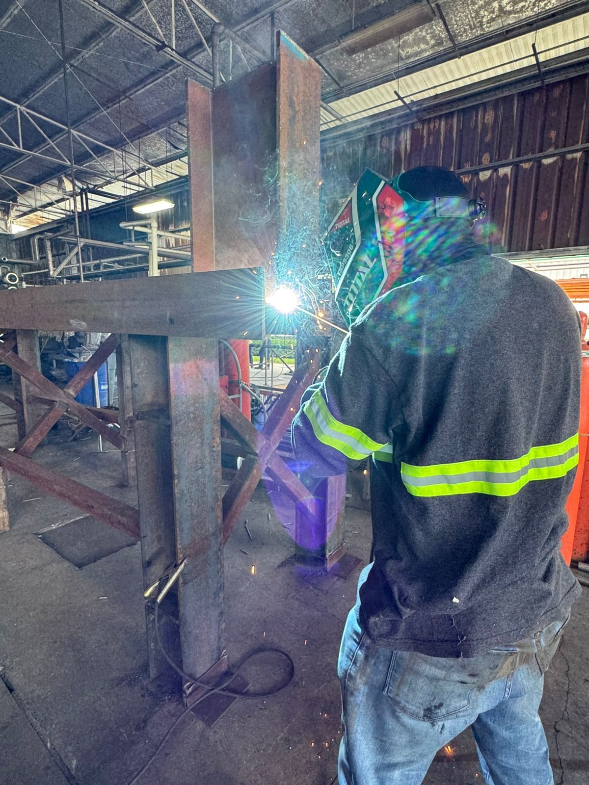Soldador de IMEC trabajando en una estructura metálica