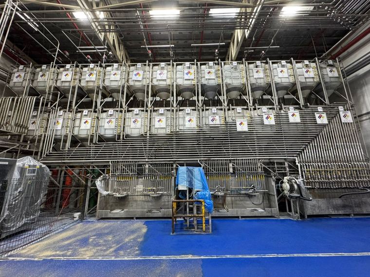 Línea de producción con tolvas y estructura metálica