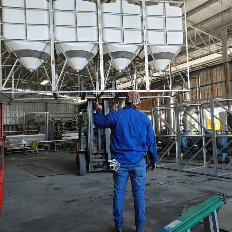 Montaje de equipos de grano en nave industrial