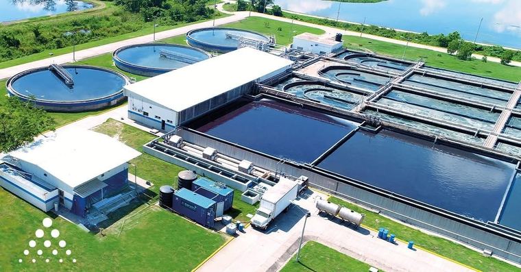 Vista aérea de una planta de tratamiento de agua construida con participación de IMEC