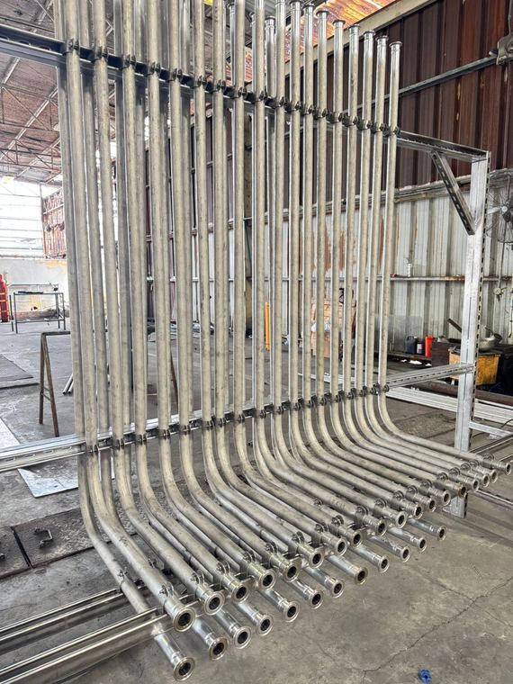 Rack de tubería de acero inoxidable en fabricación