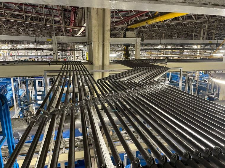 Líneas de tubería de proceso en planta industrial