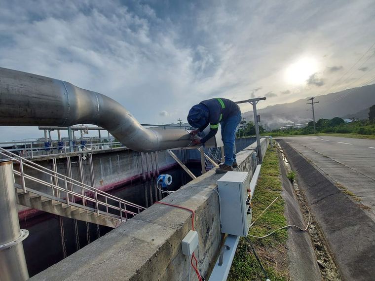 Montaje de tubería de gran diámetro en planta de tratamiento