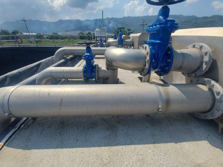 Tubería con válvulas de compuerta instalada por IMEC