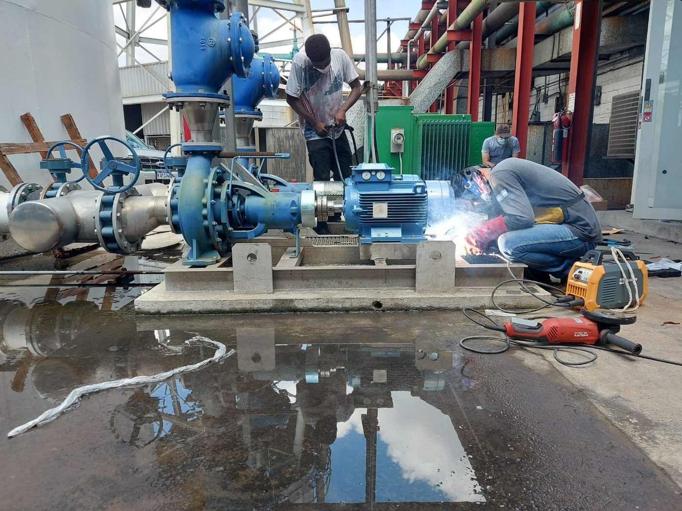 Técnico de IMEC soldando la base de una bomba y su tubería de proceso