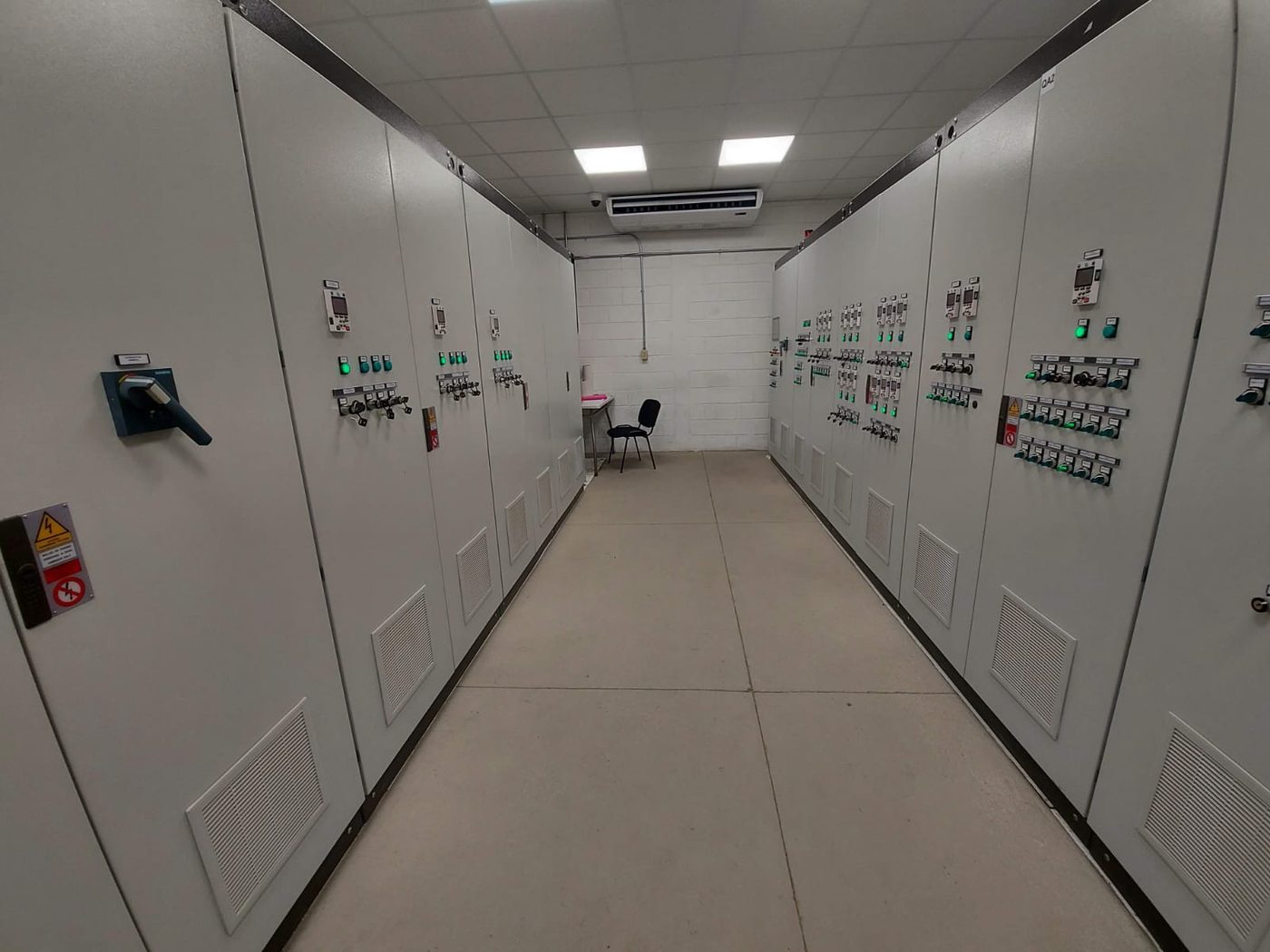 Sala de paneles eléctricos y centro de control de motores instalado por IMEC